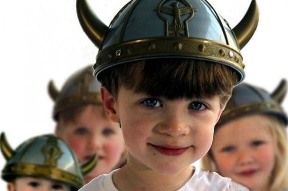 Viking children’s costumes with helmets and horns, perfect for themed parties or family fun activiti.