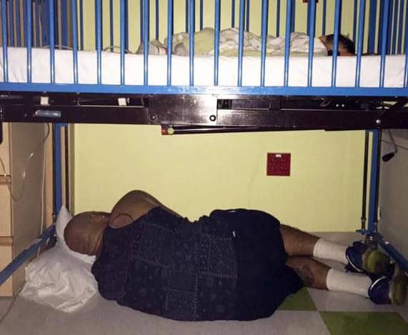 Photo of Dad Sleeping Under His Ill Son’s Hospital Cot Goes Viral