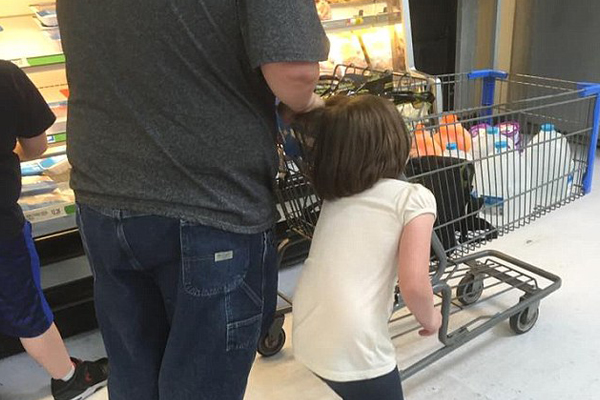 Disturbing Photos Emerge of Dad Dragging Girl By Her Hair Around Walmart in Texas | Stay at Home Mum