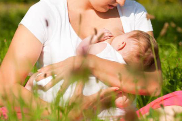 Woman Furious After Breastfeeding Mum Squirts Her With Breast Milk When She Asked Her To Move | Stay at Home Mum