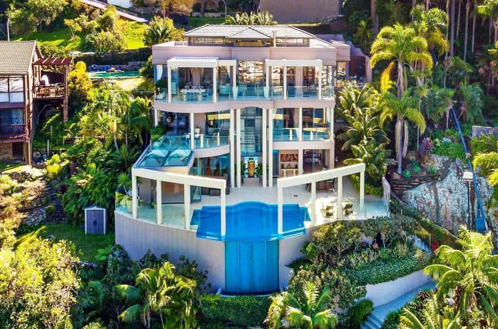 Luxury house for rent in Australia with stunning pool and lush tropical surroundings.