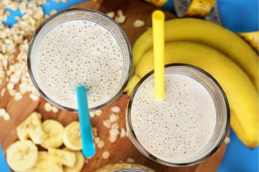Healthy banana smoothies with fresh bananas and oats. Perfect for a nutritious start to your day.