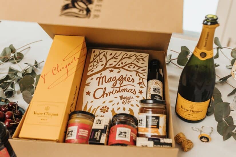 Christmas gift hampers with wine, chocolates, and gourmet treats for all occasions. Perfect for holi.