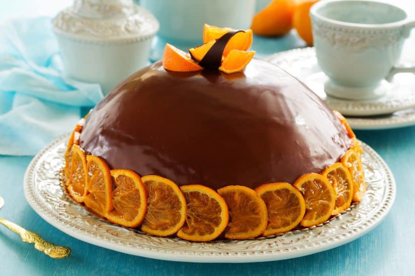Delicious orange and chocolate bombe cake with glossy chocolate glaze and fresh orange slices. Perfe.